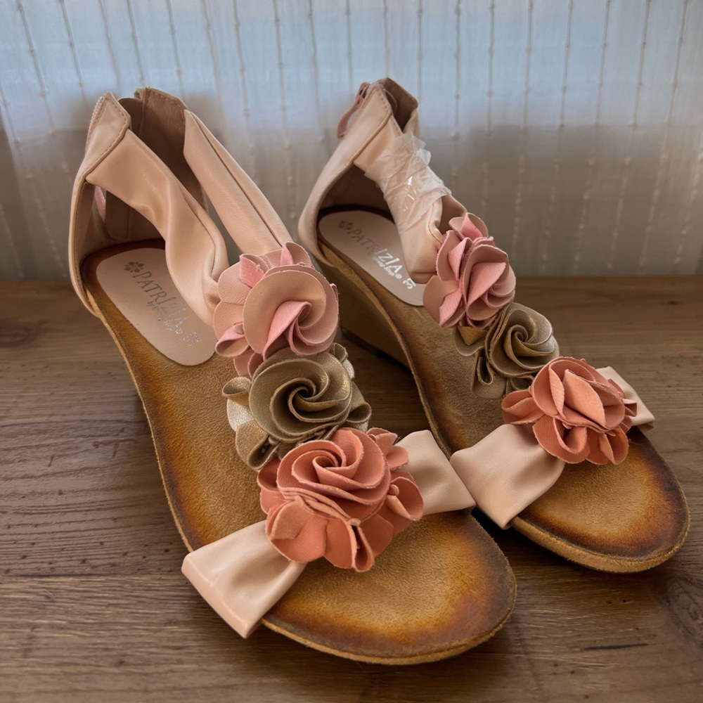 Pretty in pink! Small heeled wedge with flowers